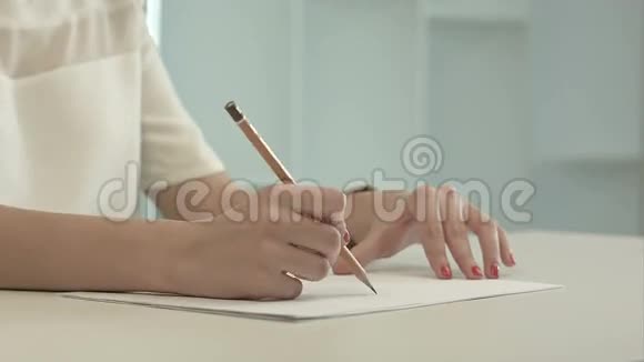 在纸上写铅笔的女人视频的预览图