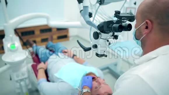 专业牙医检查病人视频的预览图