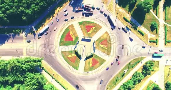 环形十字路口城市交通的空中超移时移汽车公共汽车卡车城市中心视频的预览图