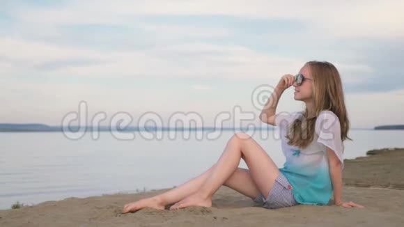 在一个美丽的夏日一个棕色头发的漂亮少女视频的预览图
