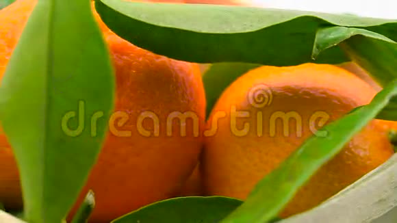篮子里有叶子的橘子视频的预览图