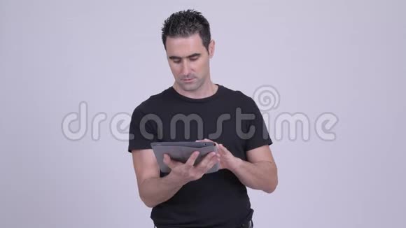 快乐的帅哥用白色平板电脑视频的预览图