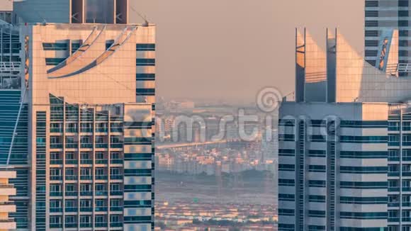 迪拜码头和捷豹路虎摩天大楼在日落时分的空中天际线视频的预览图