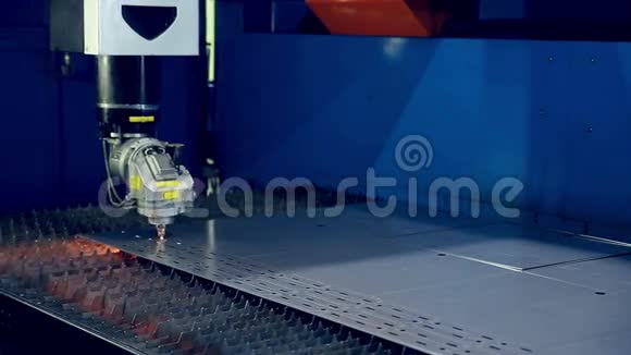 激光机器人金属切割器与金属一起工作视频的预览图
