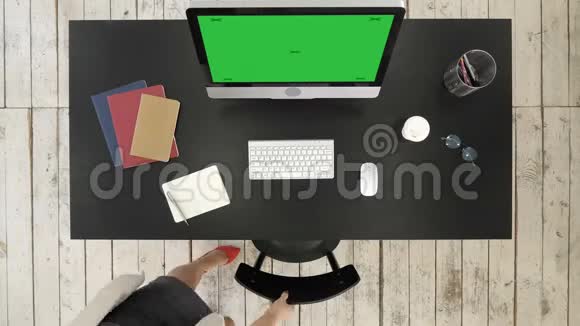 在办公室工作的女商人绿色屏幕模拟显示视频的预览图