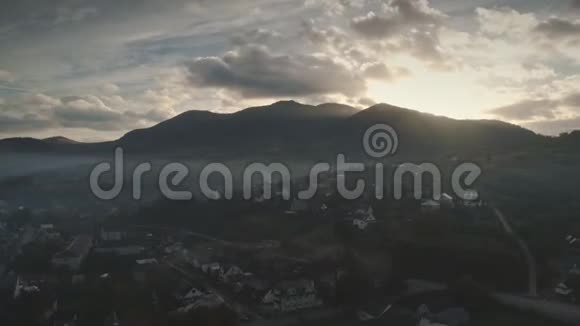 日出喀尔巴阡山村鸟瞰图视频的预览图