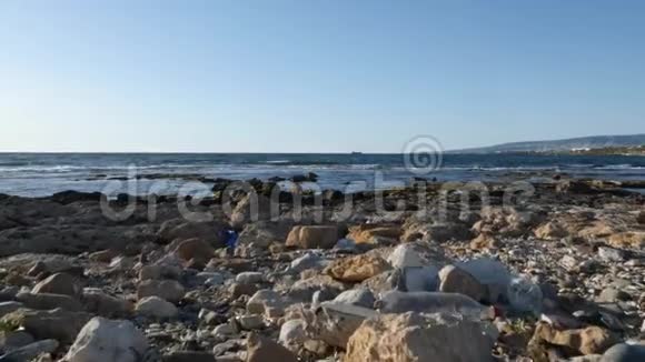 洛基海滩上堆满了塑料垃圾和垃圾船和山的背景视频的预览图