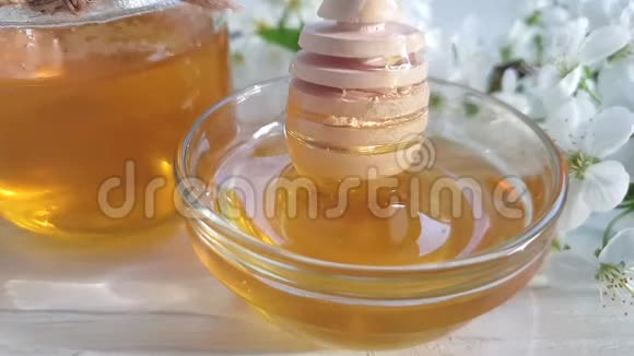 新鲜蜂蜜木制背景上盛开的樱桃甜点视频的预览图