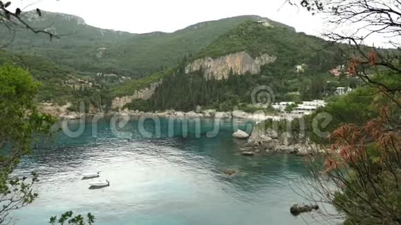 希腊科孚岛的利阿帕德斯和古洛卡斯特利察海岸线和海湾视频的预览图