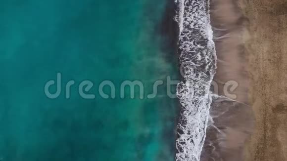 大西洋上沙漠海滩的俯视图特内里费岛海岸空中无人机拍摄的海浪图像视频的预览图