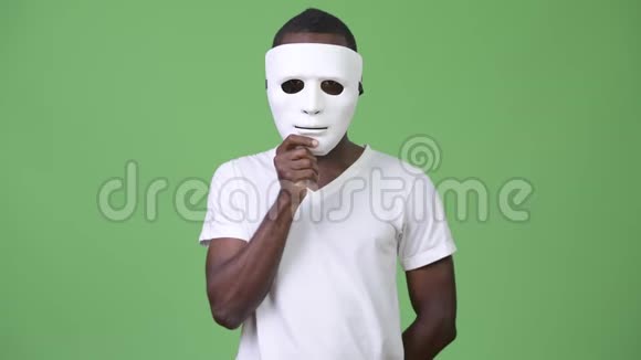 戴着白色面具的非洲年轻人视频的预览图