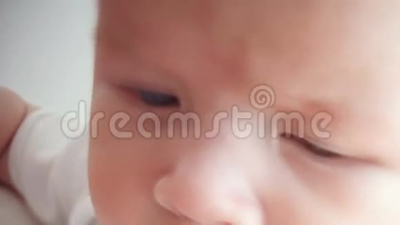 新生儿特写的脸视频的预览图