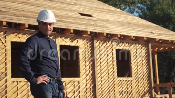 概念建筑构建建筑师慢动作视频戴头盔的男建筑工人站在建筑工人手中视频的预览图