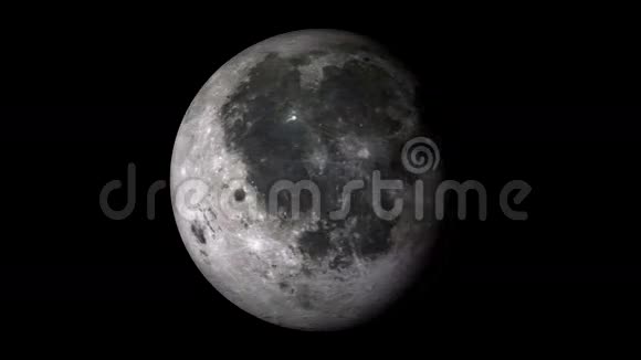 在黑色的背景下旋转的满月视频的预览图