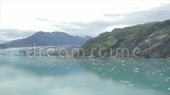 在冰川湾国家公园内航行视频的预览图
