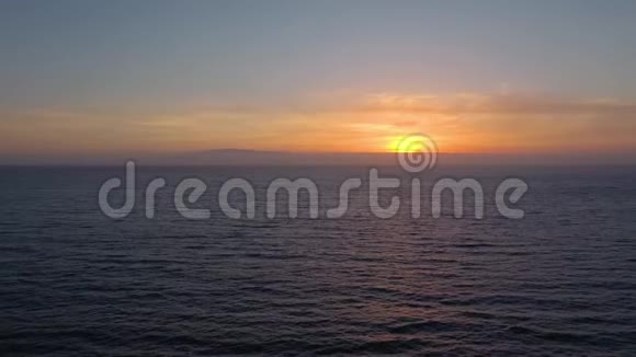 美丽的日落背景下的大西洋鸟瞰图视频的预览图