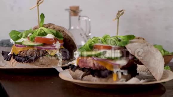 新鲜蔬菜和酸奶酱的健康素食汉堡视频的预览图