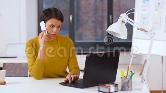 女商人在办公室用智能手机打电话视频的预览图