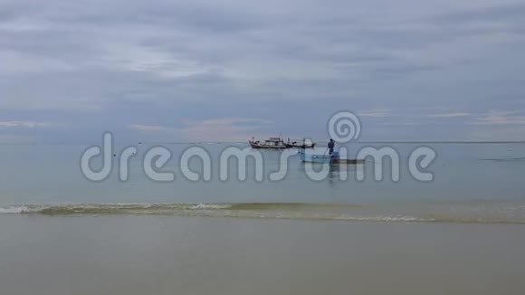泰国船滩上的渔船视频的预览图