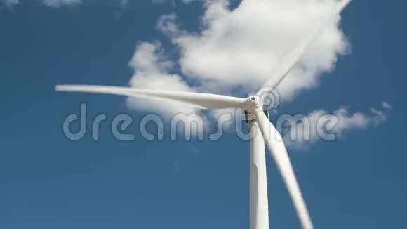 多云天气背景下的风力发电机视频的预览图