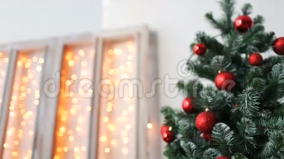 圣诞树背景灯上有红色玩具视频的预览图