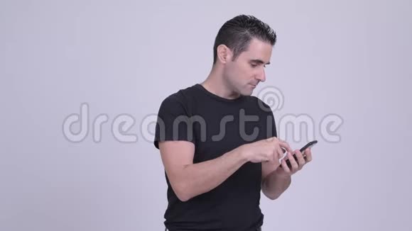穿衣服的男人用电话接坏消息视频的预览图