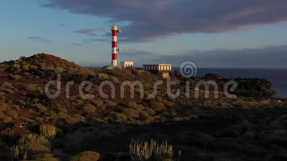 日落时分西班牙加那利群岛特内里费灯塔的高处狂野的海岸视频的预览图