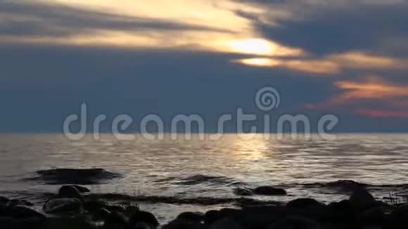 日落时的贝加尔湖视频的预览图