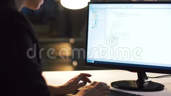 女商人在夜间办公室工作电脑视频的预览图
