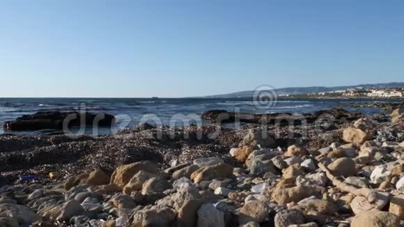 岩石沙滩被垃圾塑料和垃圾污染环境污染视频的预览图