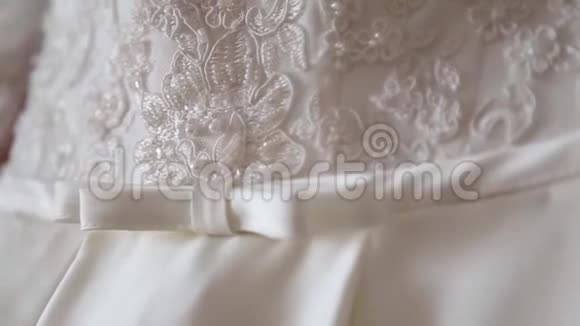 新郎正在为婚礼穿衣新娘的配饰夹克鞋子袖扣一个打扮的年轻人视频的预览图