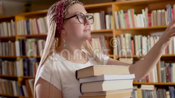 图书馆里有书的漂亮女孩视频的预览图