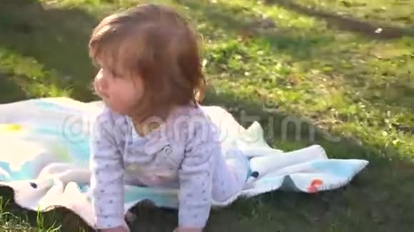 在公园里玩耍的小女婴视频的预览图