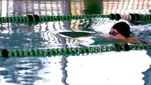 适合女性游泳运动员在游泳池中蝶泳视频的预览图