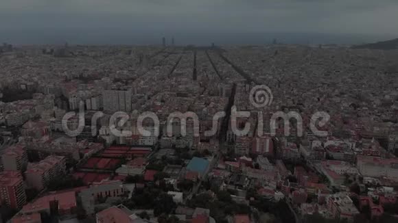 从直升机上鸟瞰桑特蒙特居住宅区巴塞罗那视频的预览图
