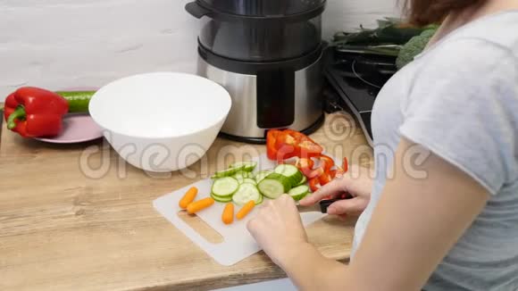 沙拉的准备厨房里的健康蔬菜做饭视频的预览图