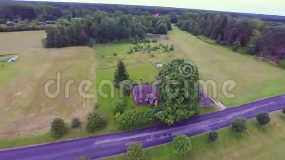 古老的村庄空中镜头绿色的田野和树木视频的预览图