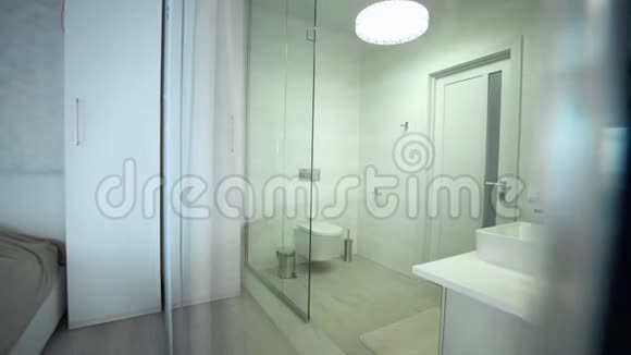 带有淋浴的现代浴室的内部现代浴室内部视频的预览图