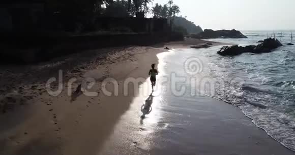 在热带海滩上奔跑的女人视频的预览图