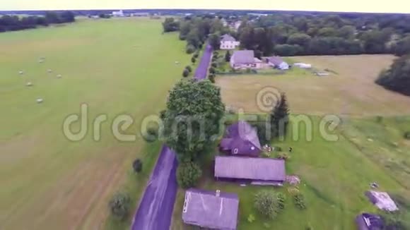 古老的村庄空中镜头绿色的田野和树木视频的预览图