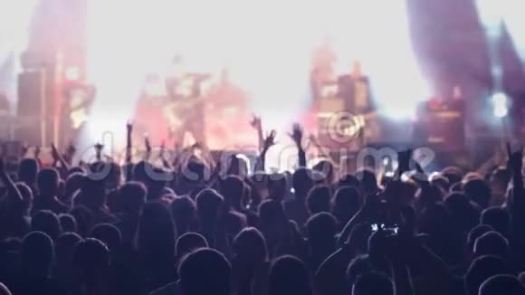 露天摇滚音乐会上一群歌迷欢呼雀跃视频的预览图
