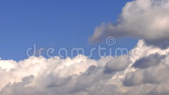 乌云和蓝天的时间流逝视频的预览图