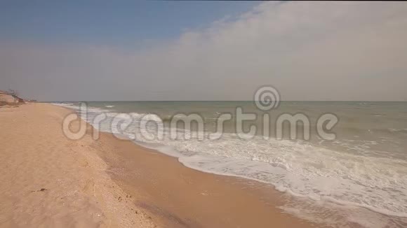 阳光明媚的夏日沙滩上的海浪视频的预览图