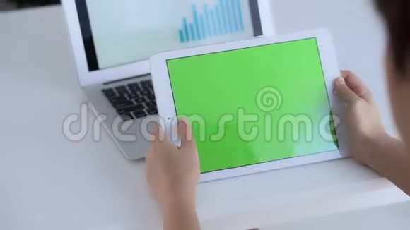 商务女性用笔记本电脑数据信息报告和统计分析图表财务视频的预览图