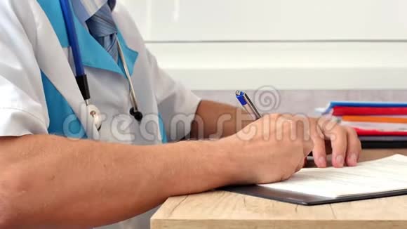 医学专业医生在剪贴板上书写RX处方视频的预览图