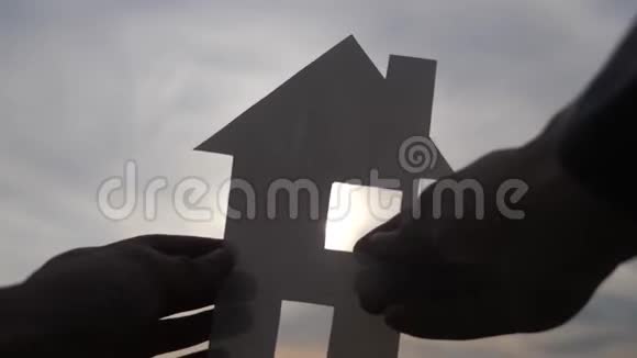 乐家居建设生活方式理念一个人手里拿着一个纸房手里拿着夕阳的剪影视频的预览图