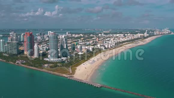 迈阿密佛罗里达美国2019年5月空中无人机全景飞行迈阿密海滩南海滩沙子和大海从上面视频的预览图