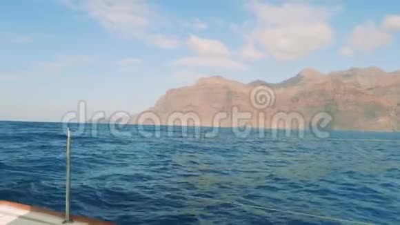 从海上浮式游艇船上观赏大加那利岛阴岸景色视频的预览图