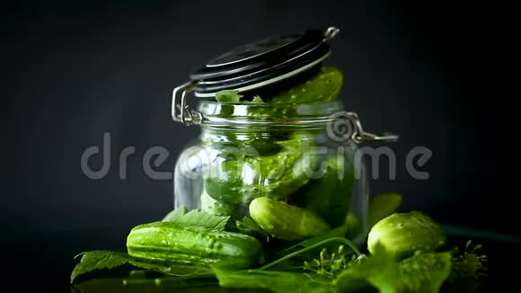 黄瓜和香料与草药在罐子里搅拌视频的预览图