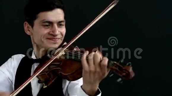 黑色背景的拉丁小提琴手男子视频的预览图